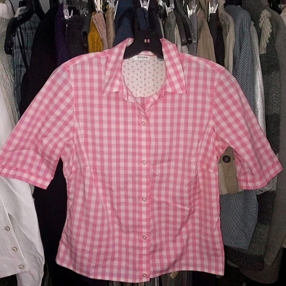 𝅺LIZ Claiborne pink checkered button down shirt